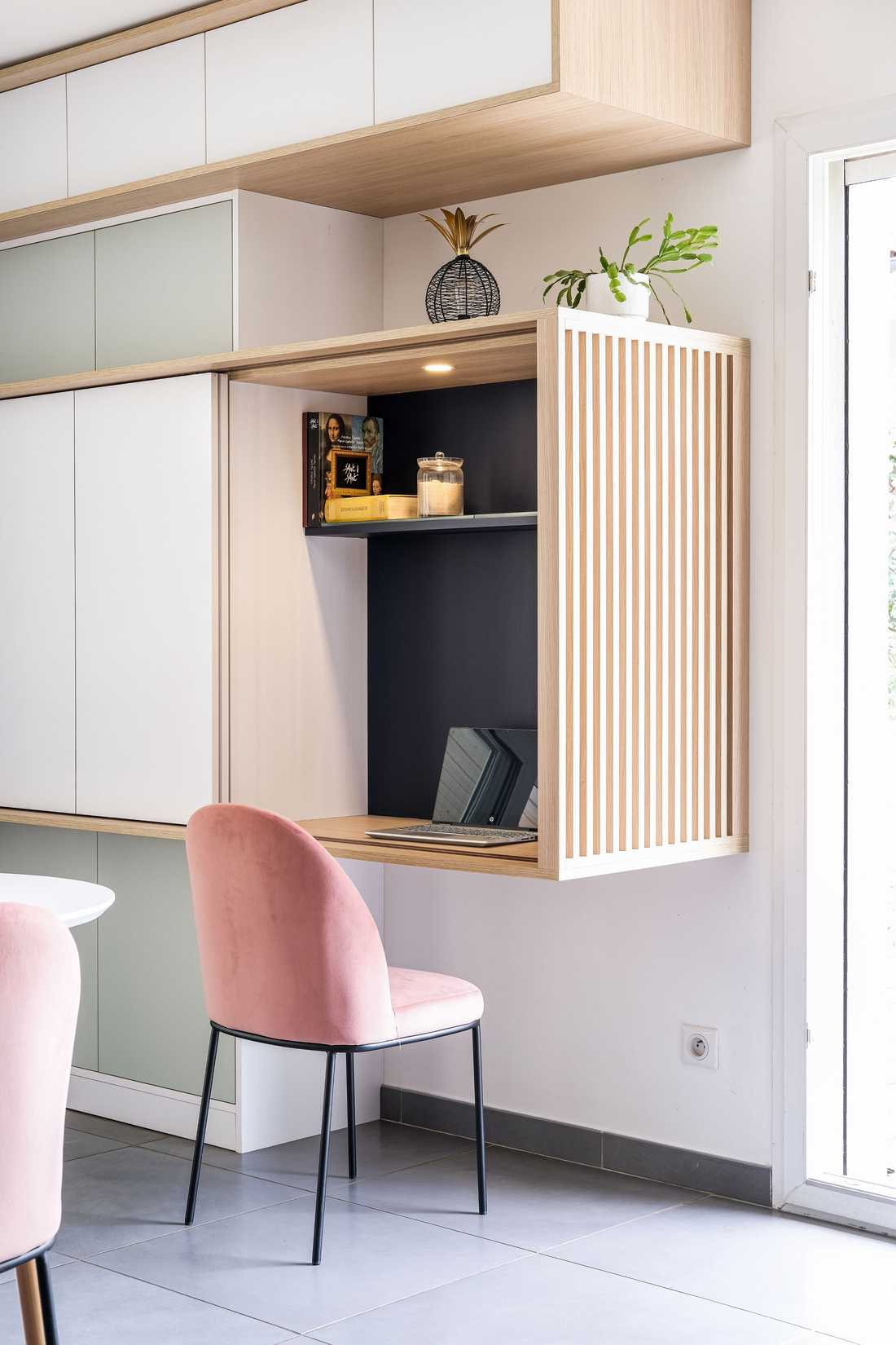 Coin bureau discret dans une menuiserie sur mesure
