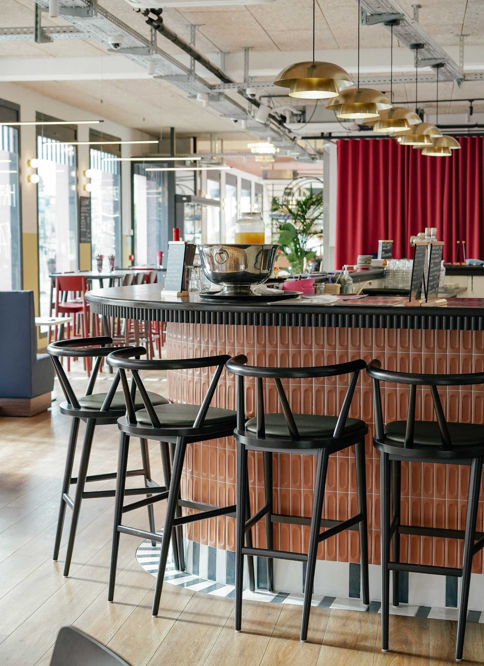 An architect specialized in commercial architecture renovates a restaurant in Lyon