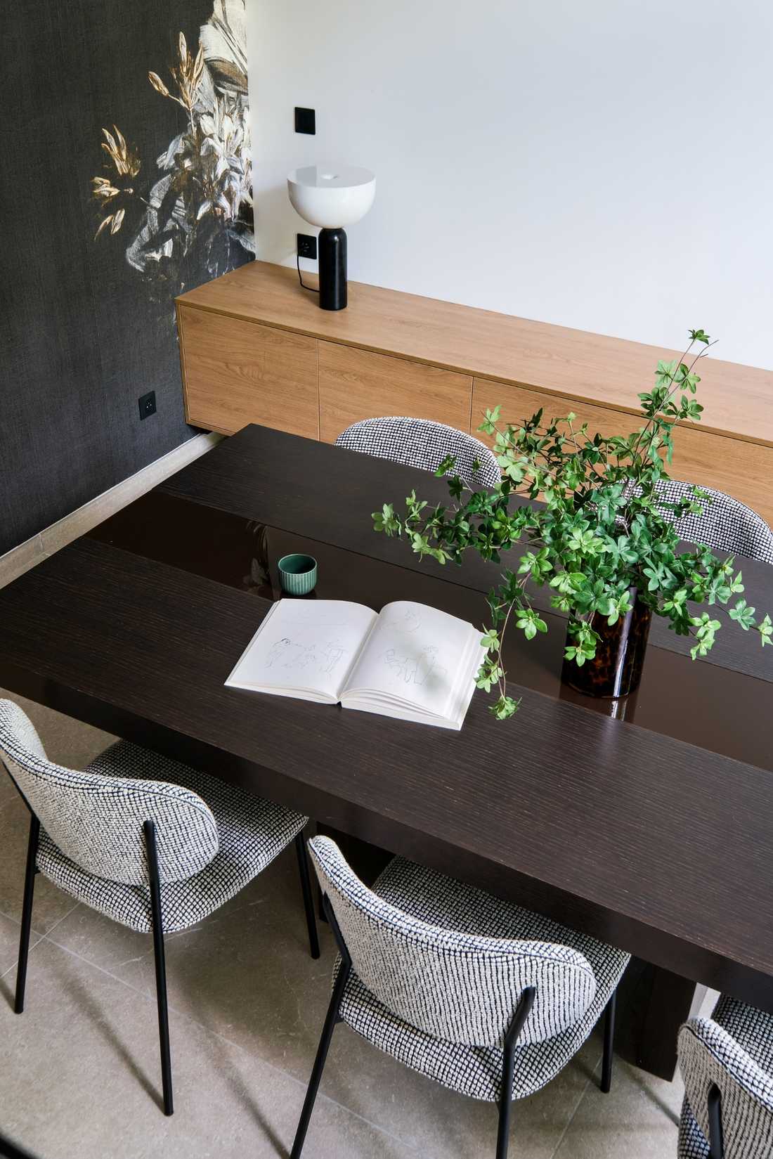 Table contemporaine en chêne massif