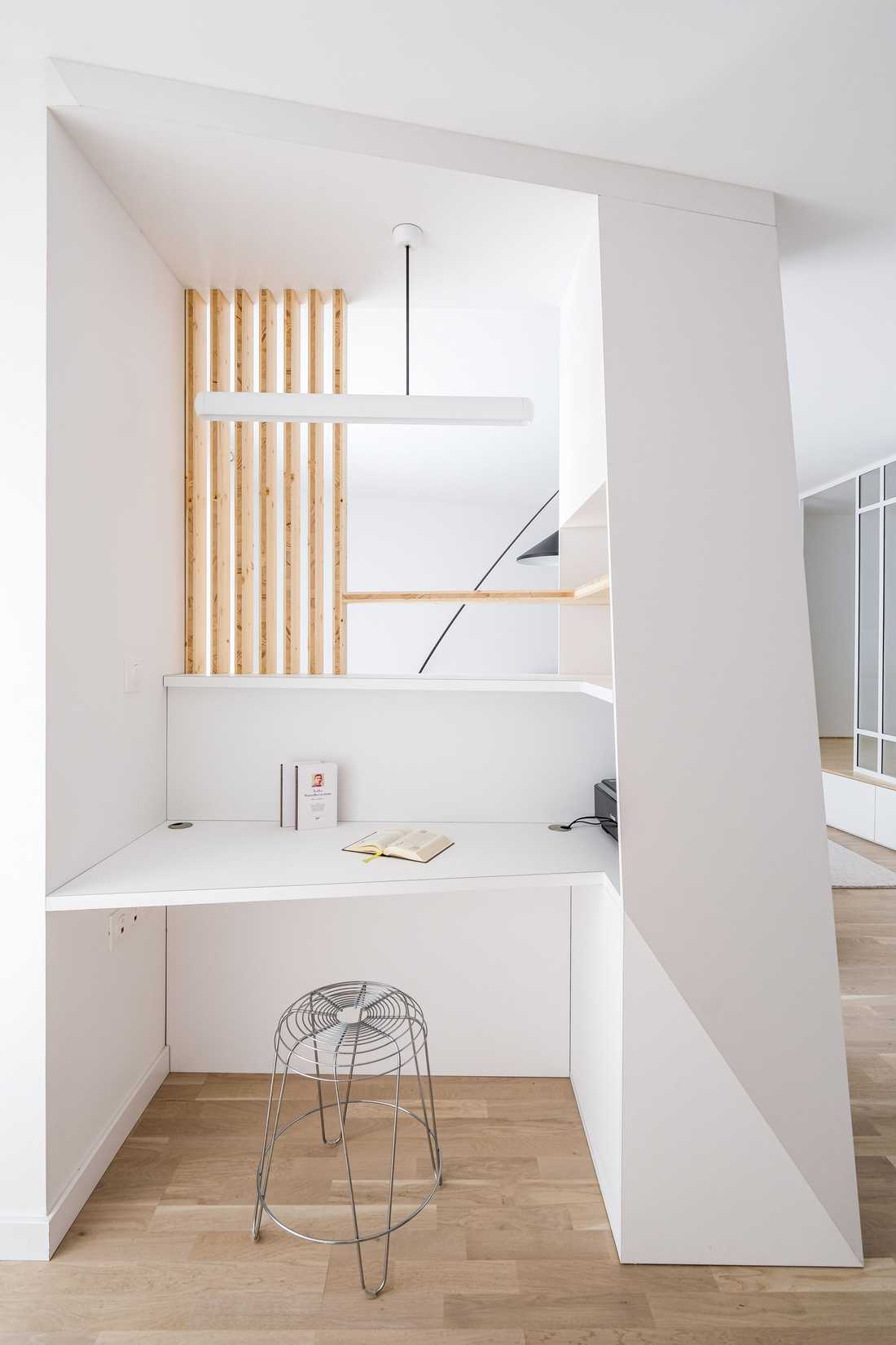 Bureau sur mesure dans une menuiserie structurante dans un appartement neuf à Lyon 6