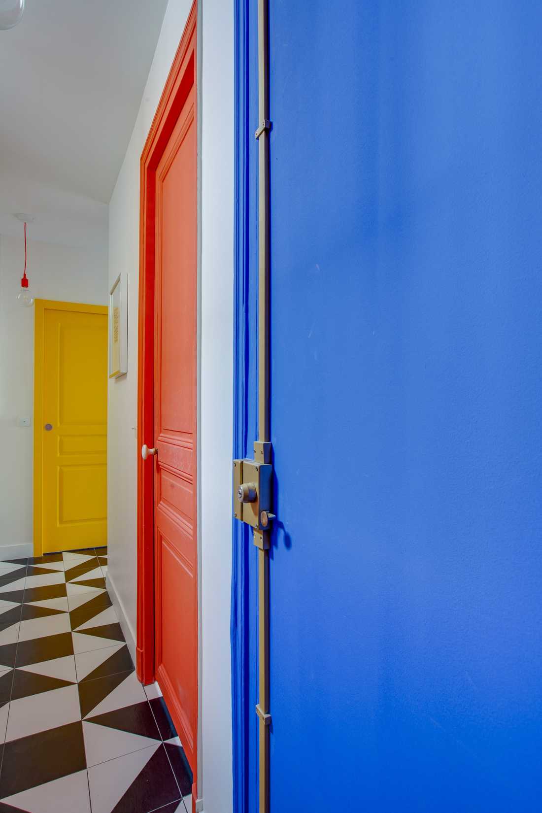 Portes avec les couleurs du nuancier de Le Corbusier