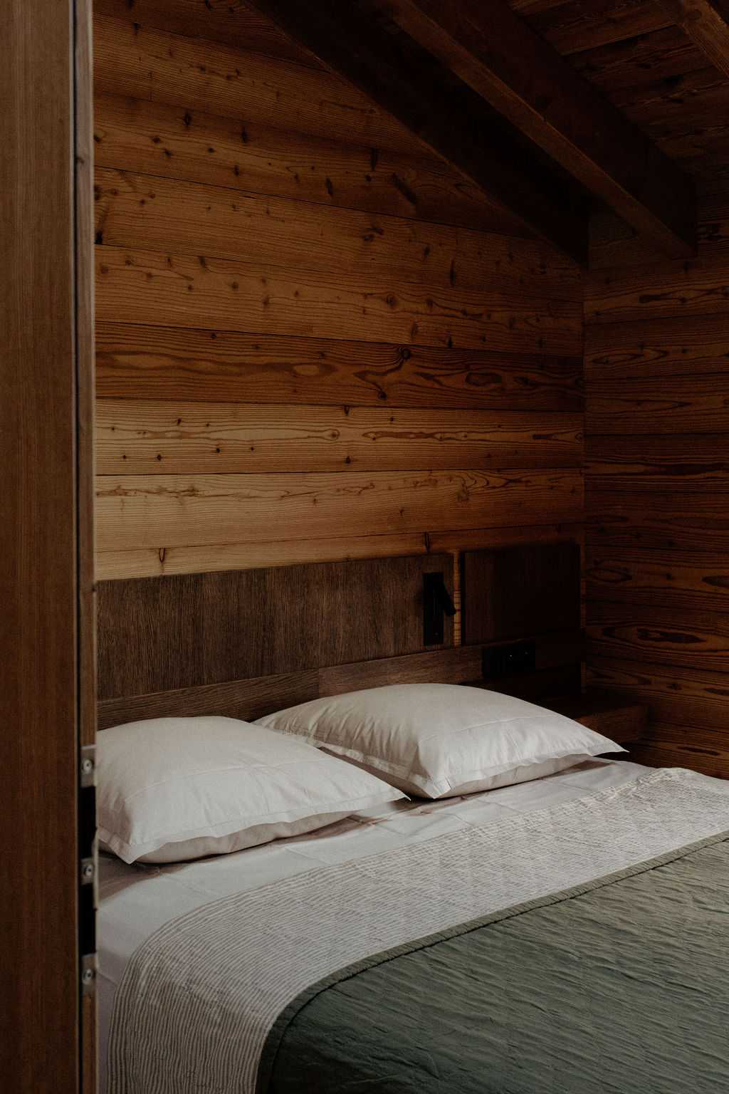 Chambre dans un chalet avec tête de lit en chêne