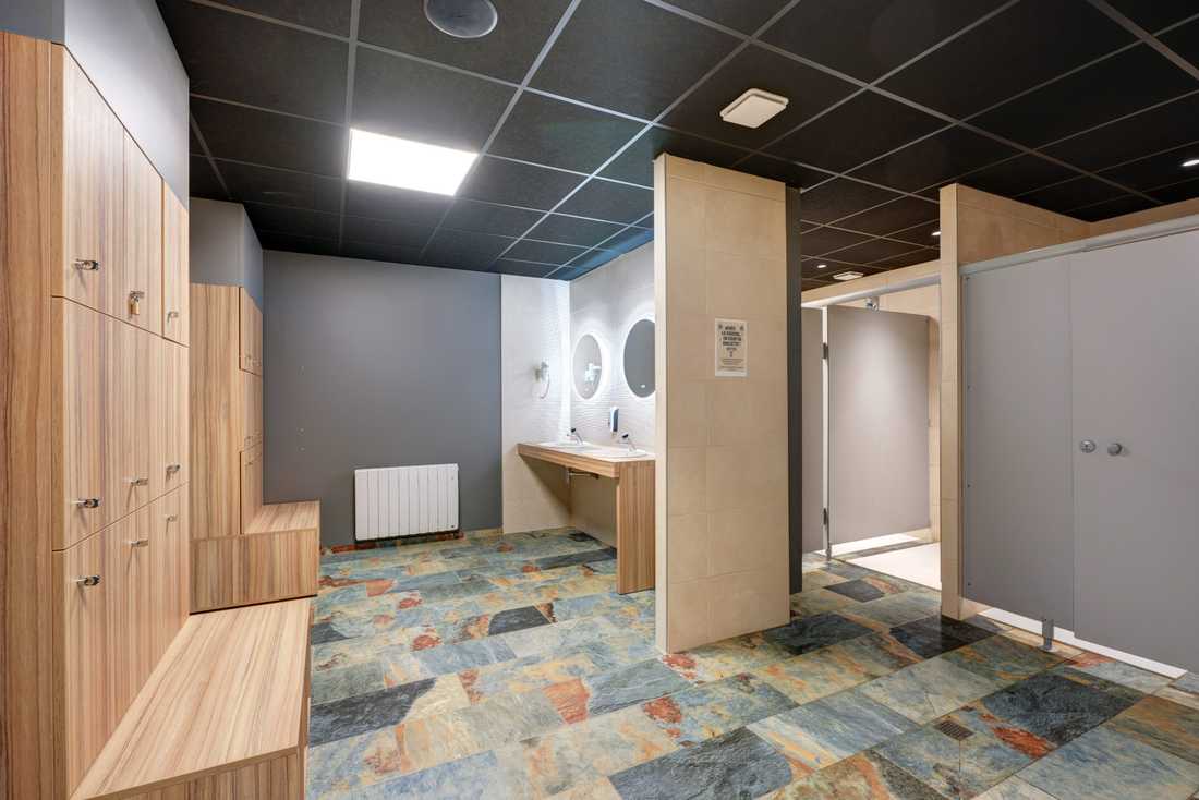 Vestiaires d'un club de fitness aménagé par un architecte d'intérieur à Lyon