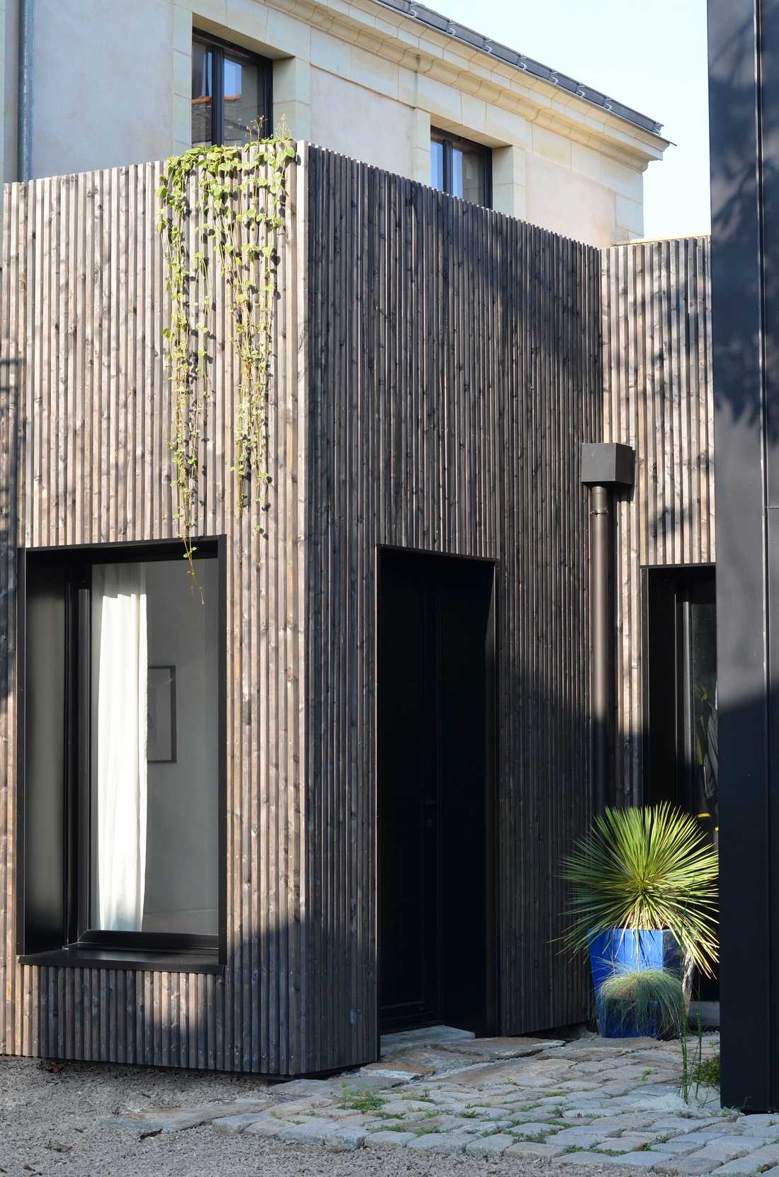 Un architecte réalise une extension contemporaine avec bardage bois dans le Rhône