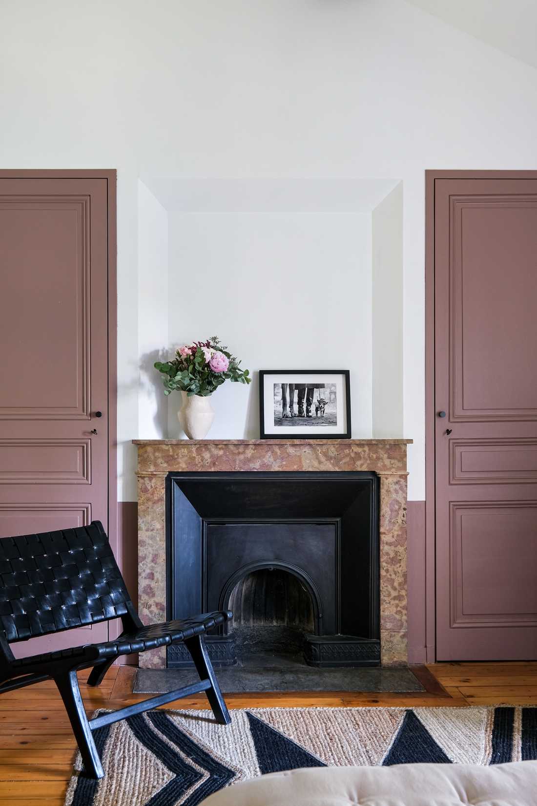 Cheminée dans un des chambres de la maison d'hôtes
