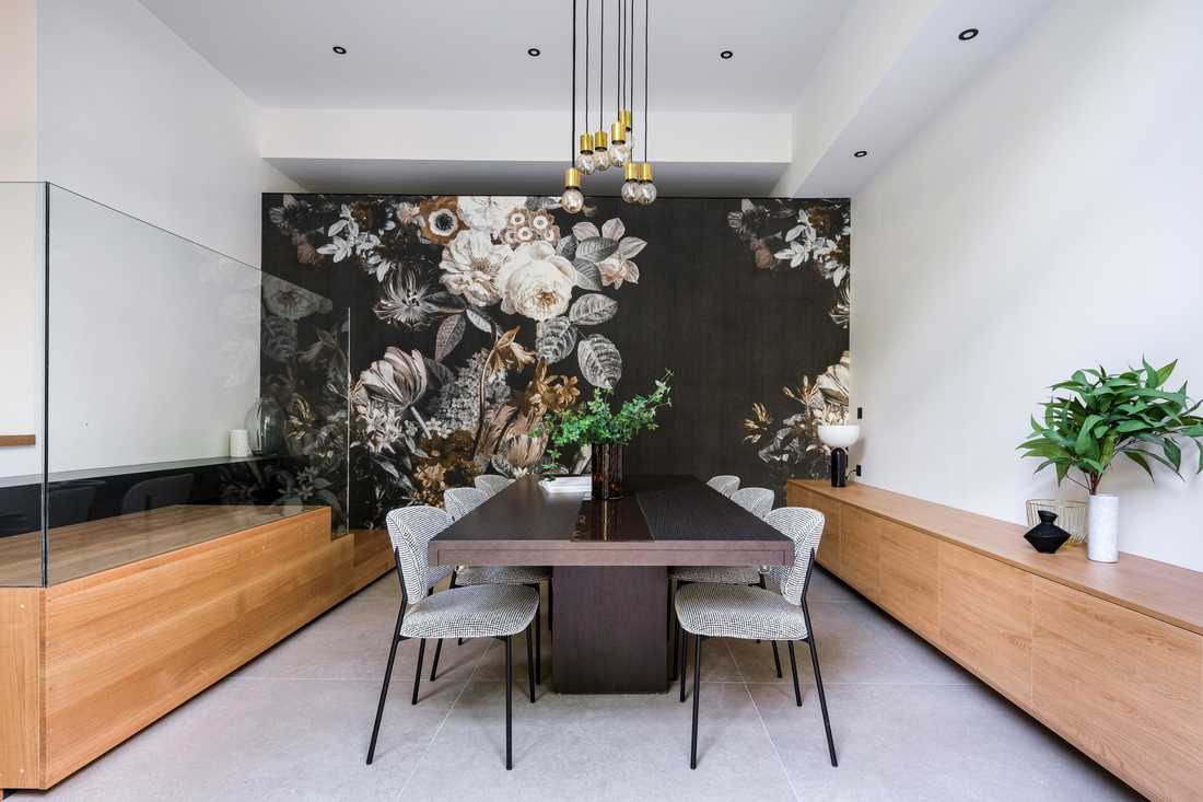 Salle à manger avec papier panoramique floral