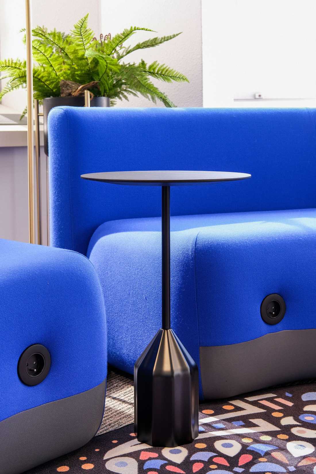 Canape bleu électrique dans la salle de signature d'un cabinet notarial