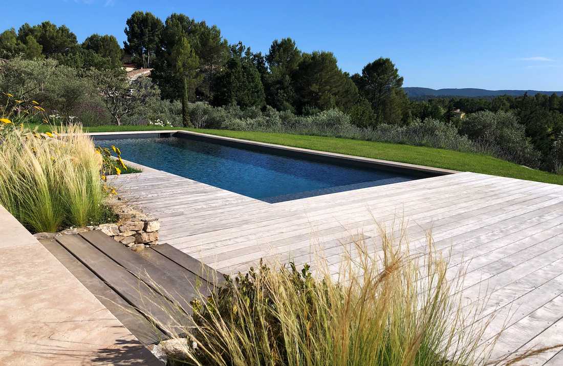 Une piscine rectangulaire au cœur de la nature - la piscine avec vue panoramique