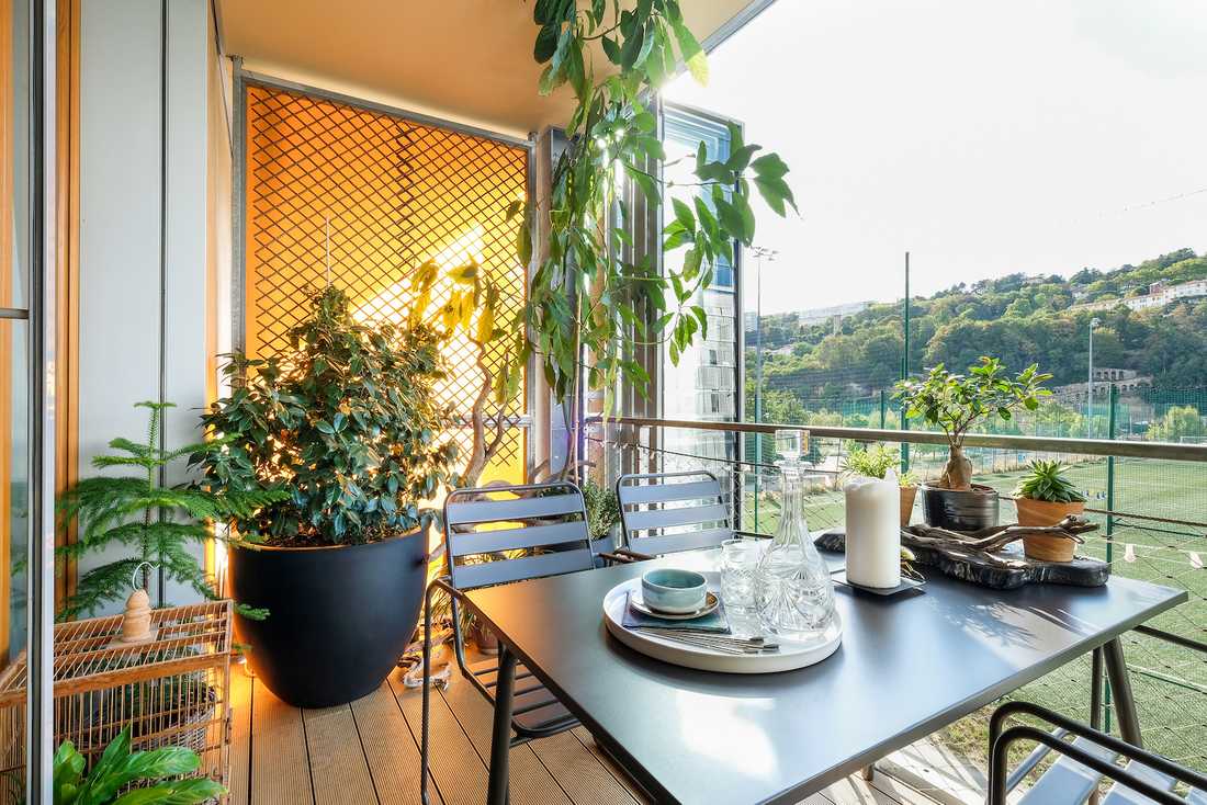 Optimisation et végétalisation d'une petite terrasse - le coin repas avec petite table