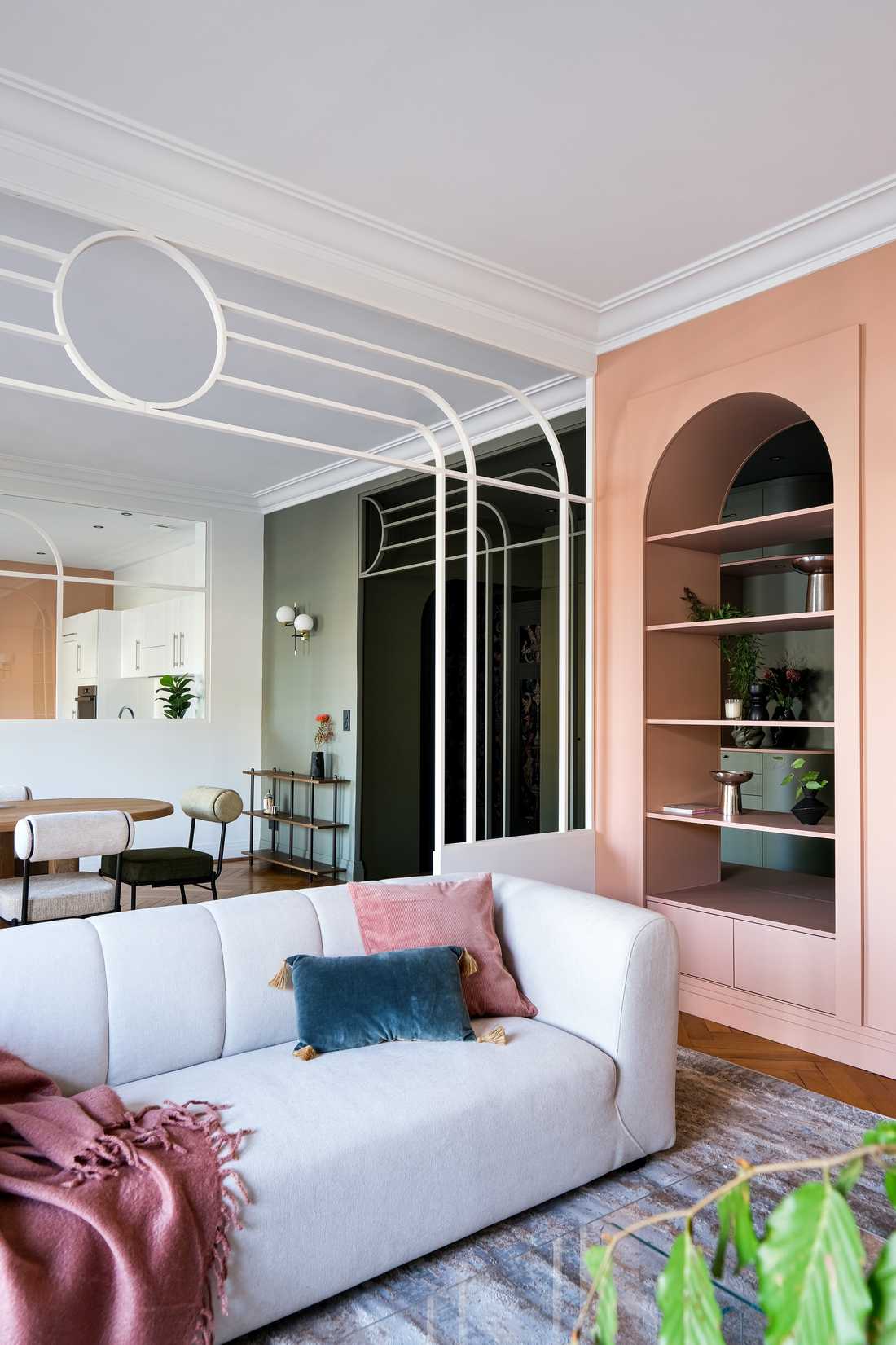 Salon de l'appartement avec mobilier sur mesure