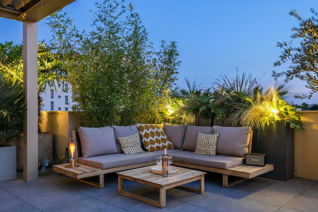 Terrasse bioclimatique avec pergola - canapé d'angle - vue nocturne