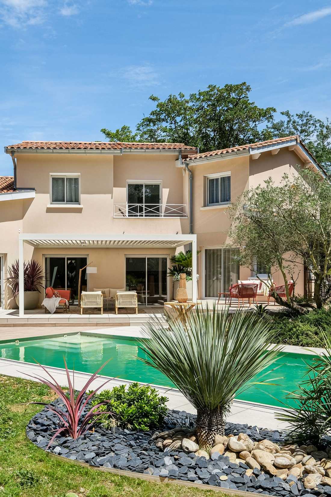 Aménagement d'un jardin avec piscine pour une villa à Irigny