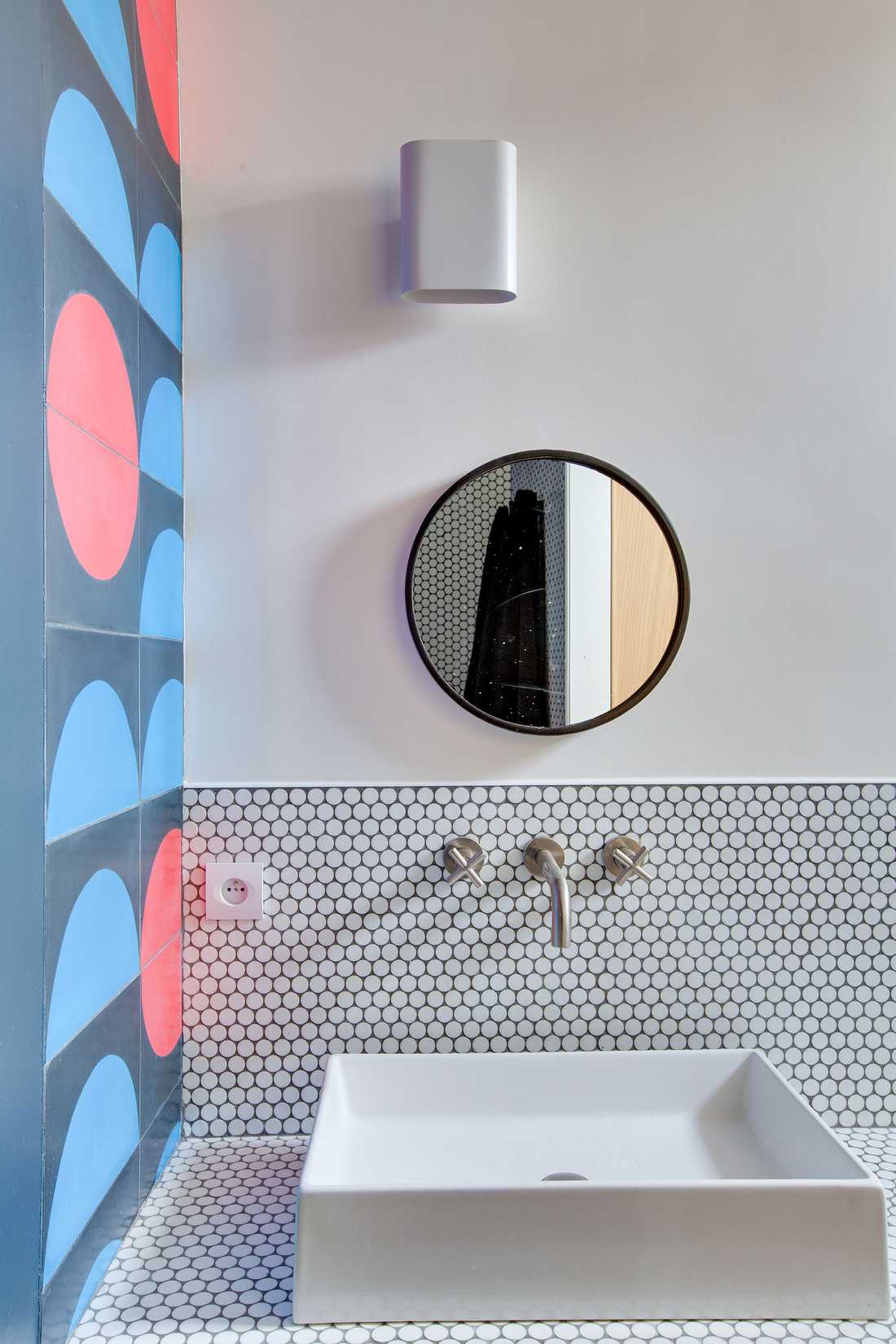 Salle d'eau avec robinet et vasque