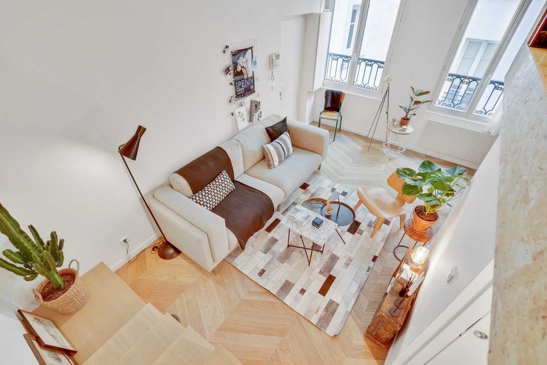 Aménagement d'un studio en duplex de 26m² - vue depuis la mezzanine sur le séjour