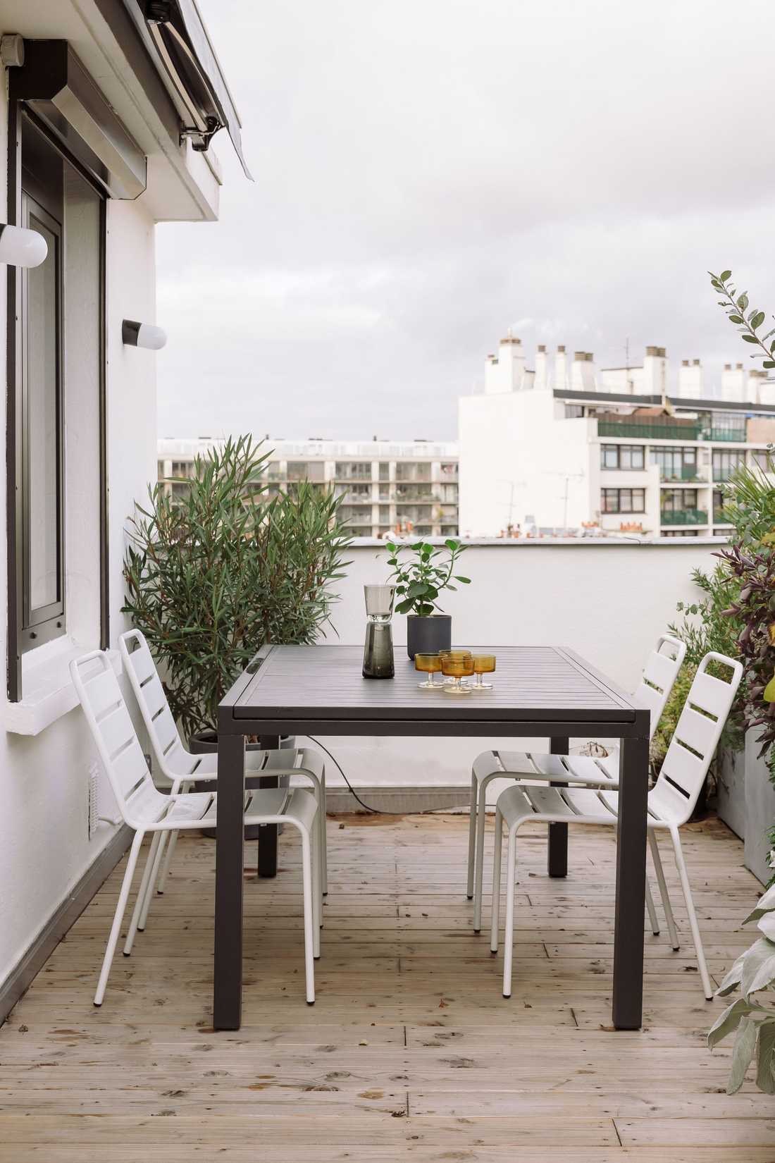 Coin repas sur la terrasse de l'appartement à Lyon