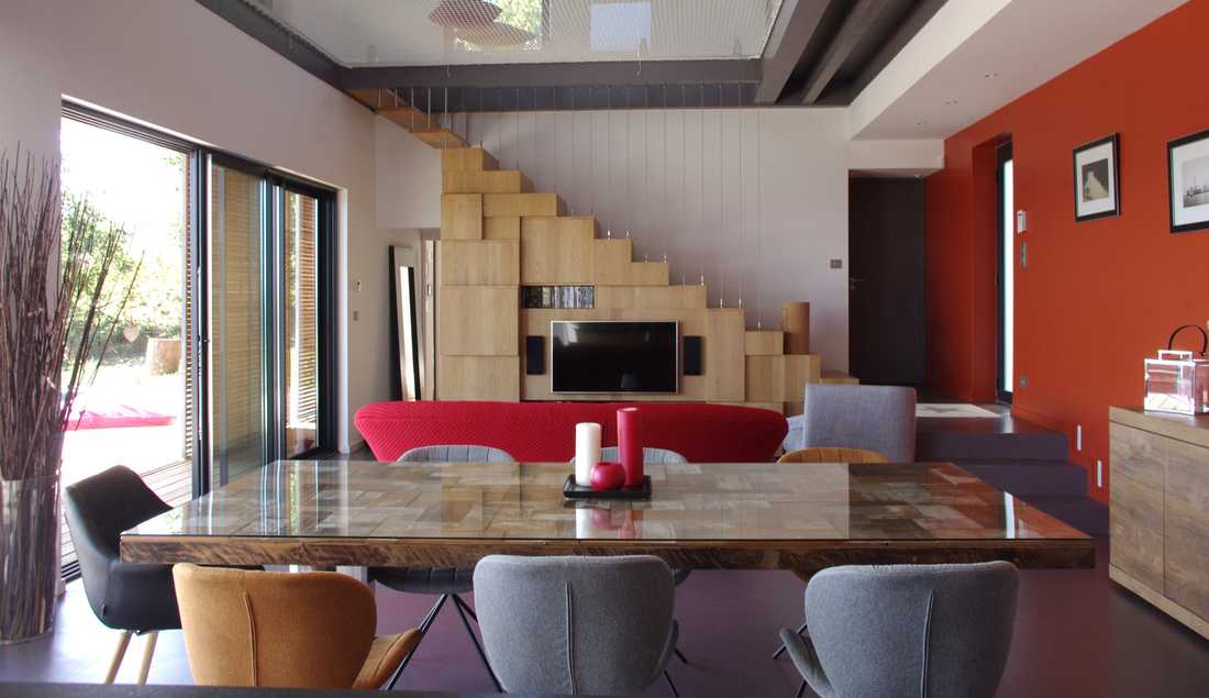 Salle à manger d'une maison d'architecte bois et béton