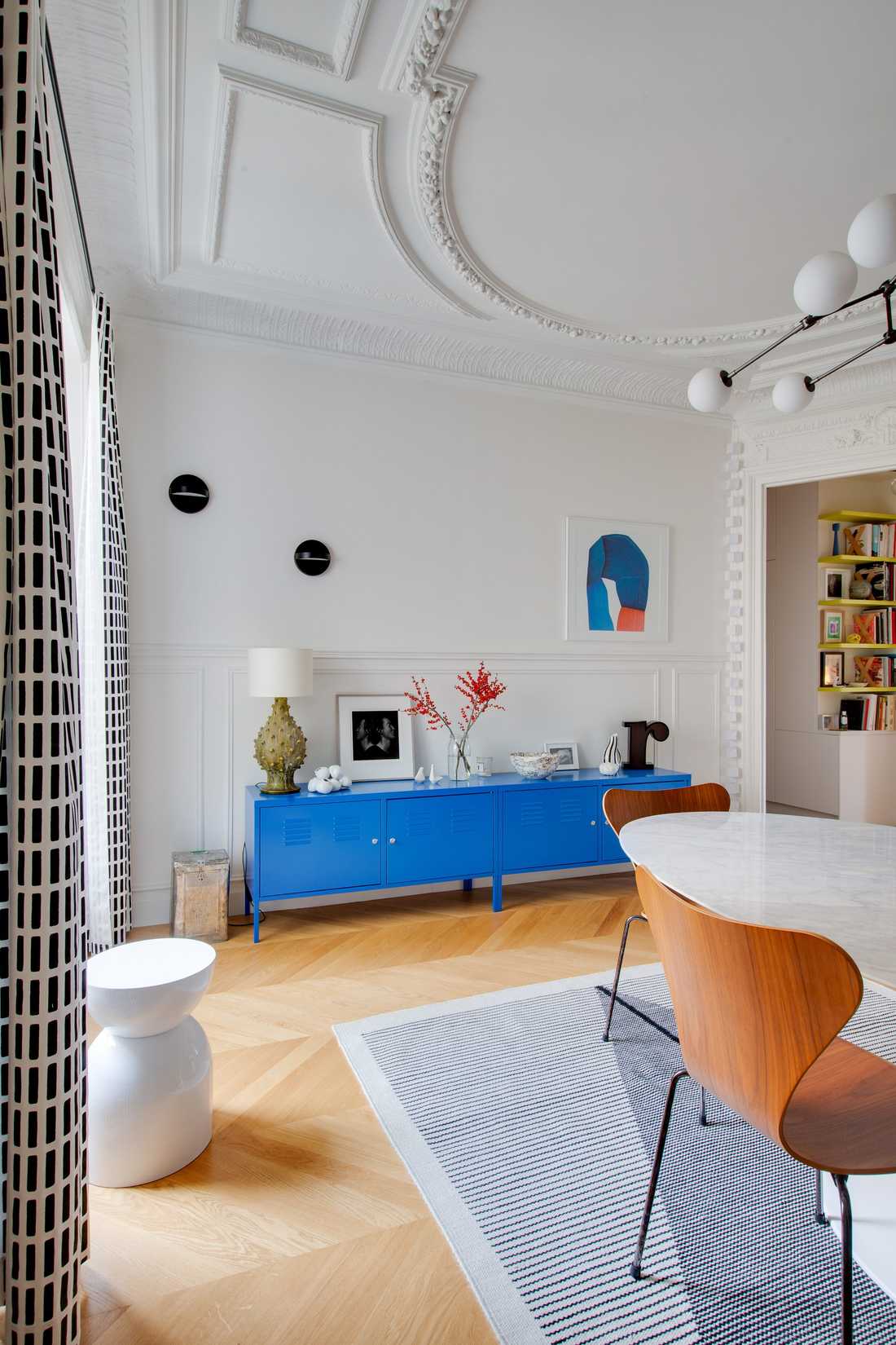 Enfilade métallique IKEA PS dans le salon d'un appartement haussmannien