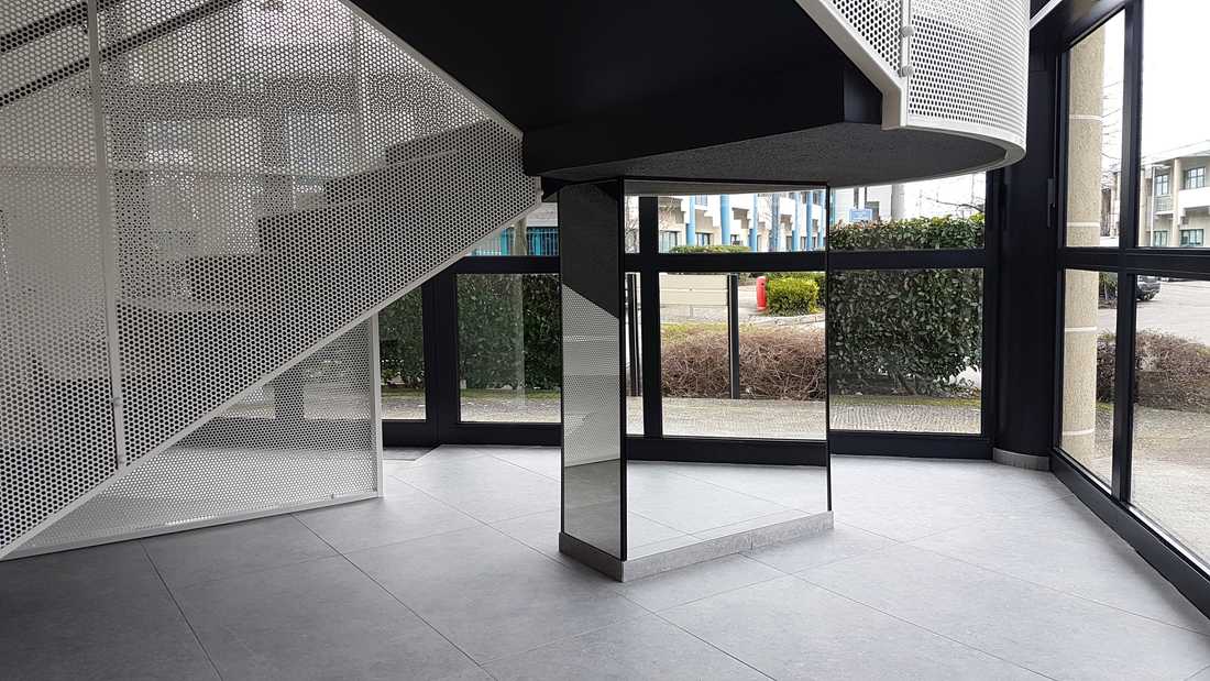 Escalier du lobby aménagé par un architecte spécialiste de l'architecture commerciale à Lyon