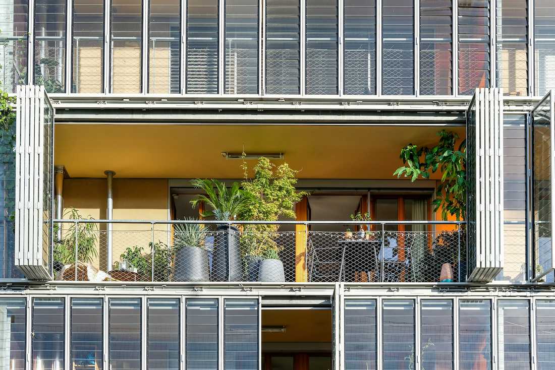 Optimisation et végétalisation d'une petite terrasse - vue de la terrasse depuis l'extérieur du bâtiment