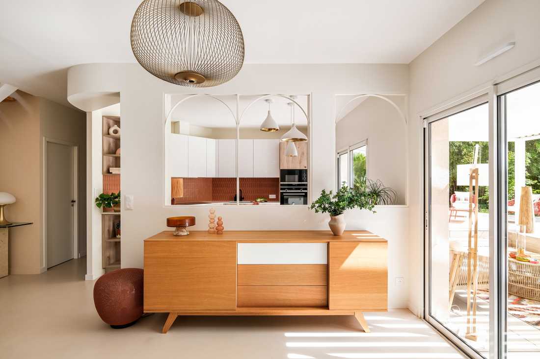 Grande baie vitrée qui donne sur le jardin