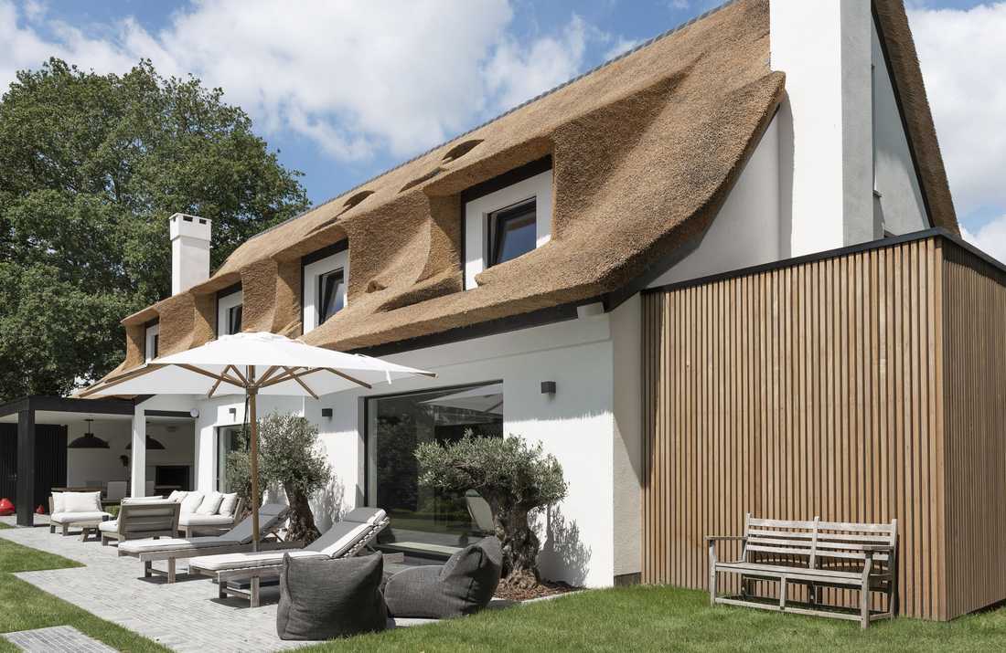 Rénovation d'une villa au toit de chaume à Lyon