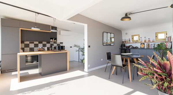 Avant-après de l'aménagement et la modernisation d'un appartement en duplex avec terrasse par un architecte d'intérieur à Lyon.