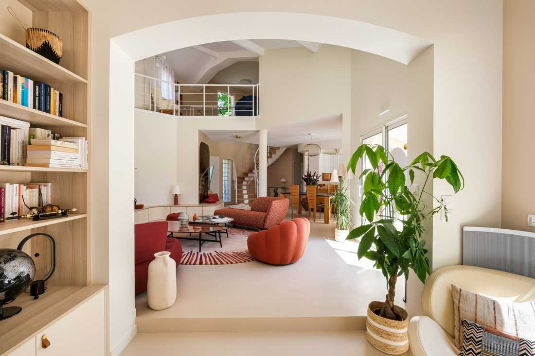 Salon aux formes atypiques optimisé par un architecte d'intérieur à Lyon