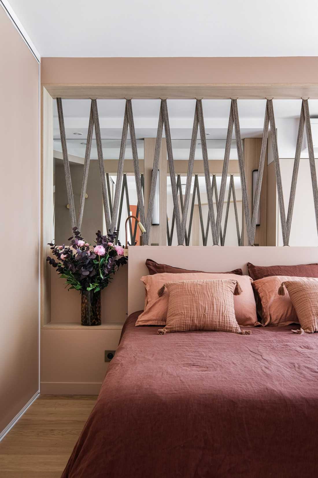 Suite parentale avec tête de lit sculpturale à rubans