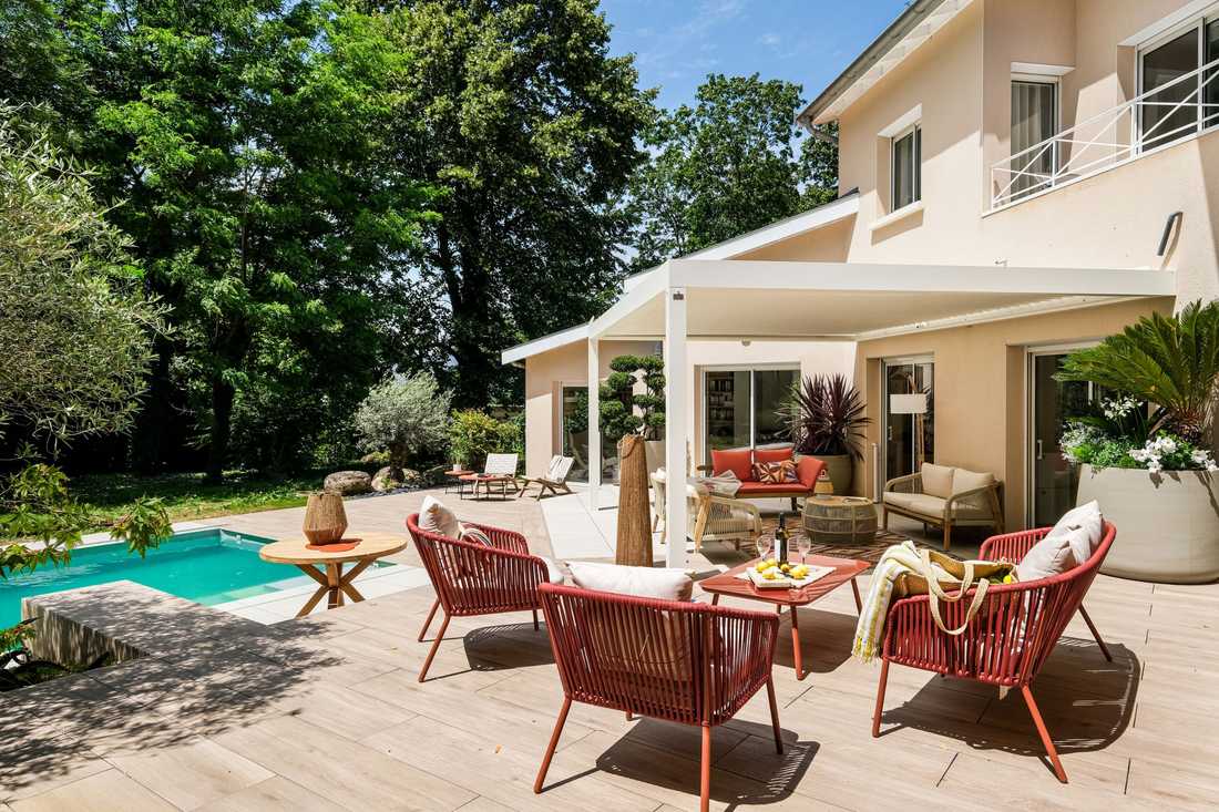 Terrasse basse aux abords de la piscine