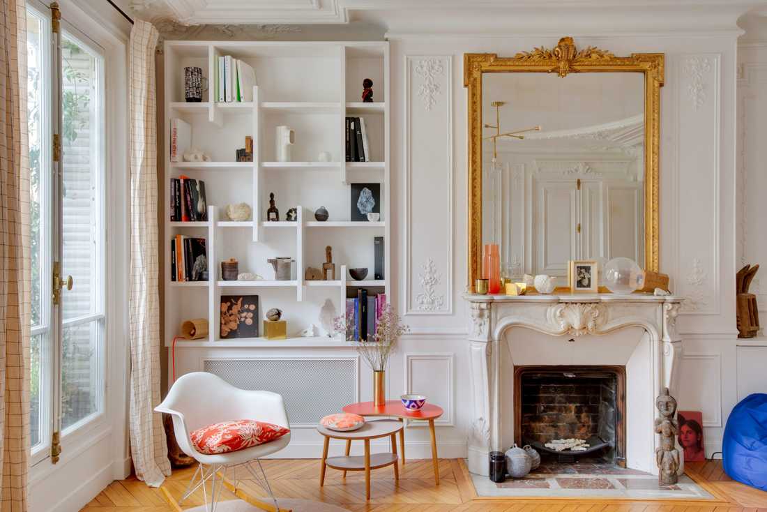 Cheminée et moulures dans un appartement haussmannien rénové par un architecte d'intérieur à Lyon